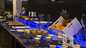 A buffet with various food items and beverages, including fruits, pastries, and drinks. - Hotel Segovia Sierra de Guadarrama (El Espinar)