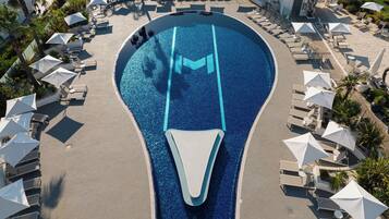 2 outdoor pools, sun loungers