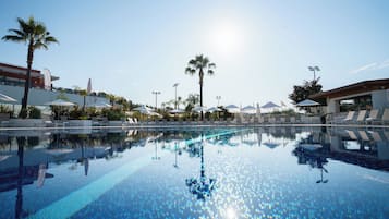 2 piscines extérieures, chaises longues