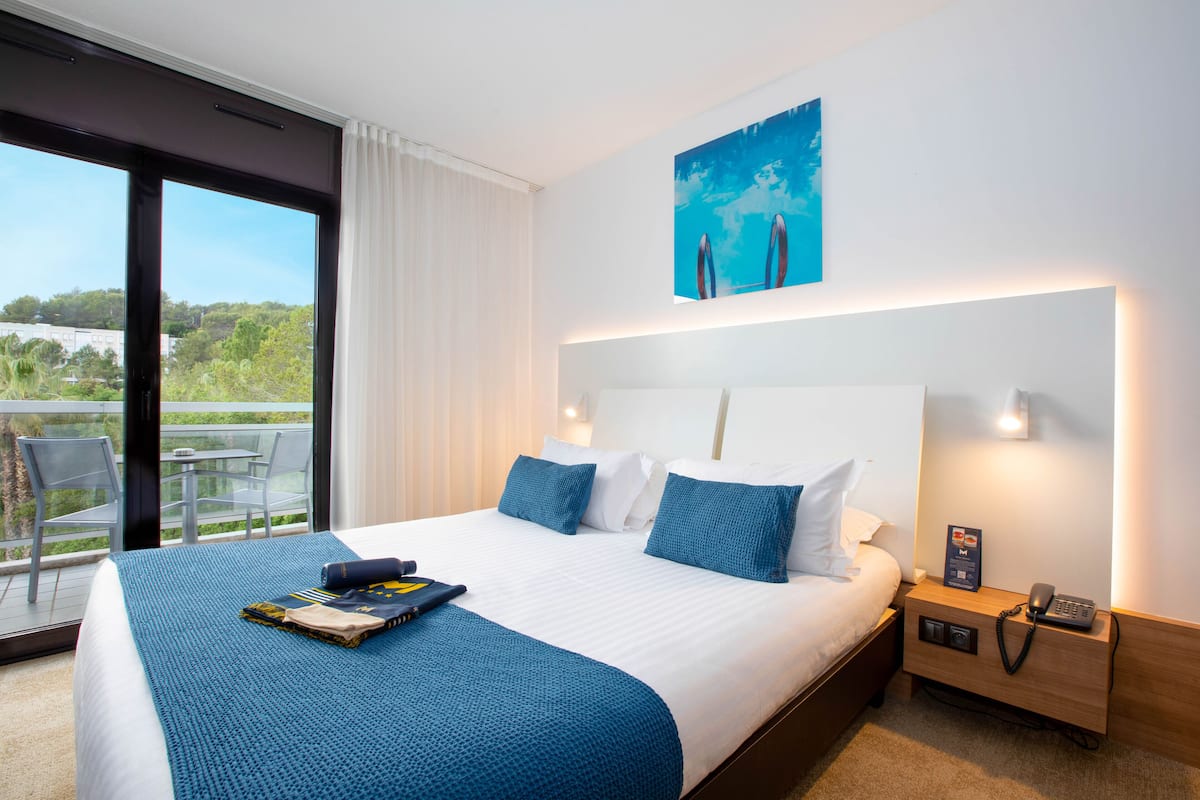 1 kamar tidur, seprai premium, brankas, dan ruang kerja ramah laptop