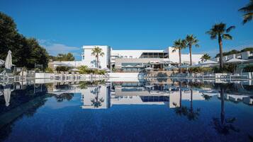 2 piscine all'aperto, lettini