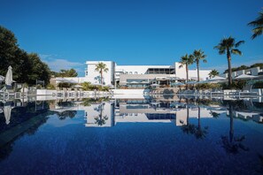 2 piscinas externas, espreguiçadeiras