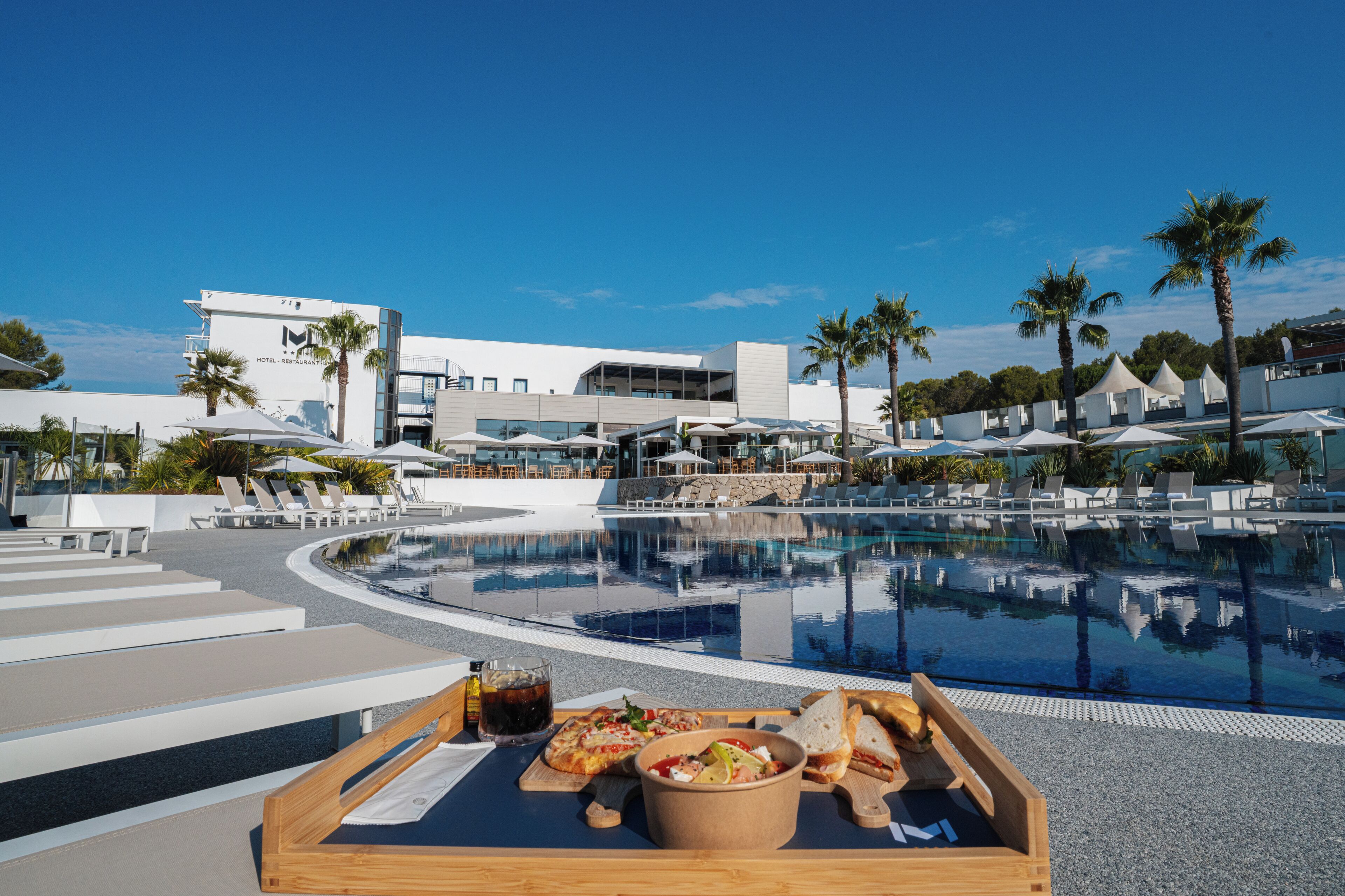 2 outdoor pools, pool loungers