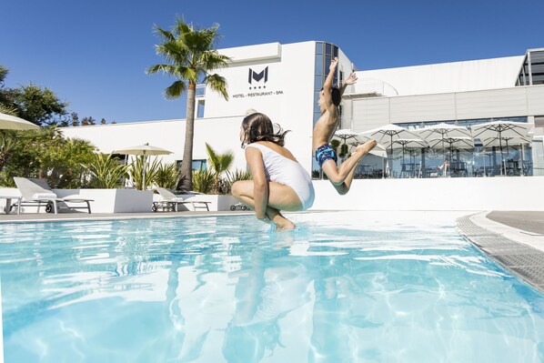 2 piscines extérieures, chaises longues