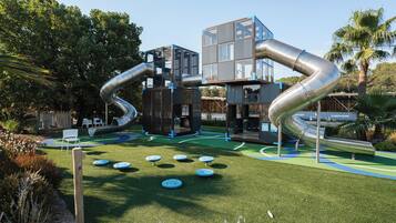 Área de juegos infantiles al aire libre