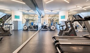 A gym with treadmills, stationary bikes, and elliptical machines. - MR Apart (Santiago)