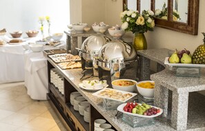 朝食 (ビュッフェ)、毎日提供 (無料)