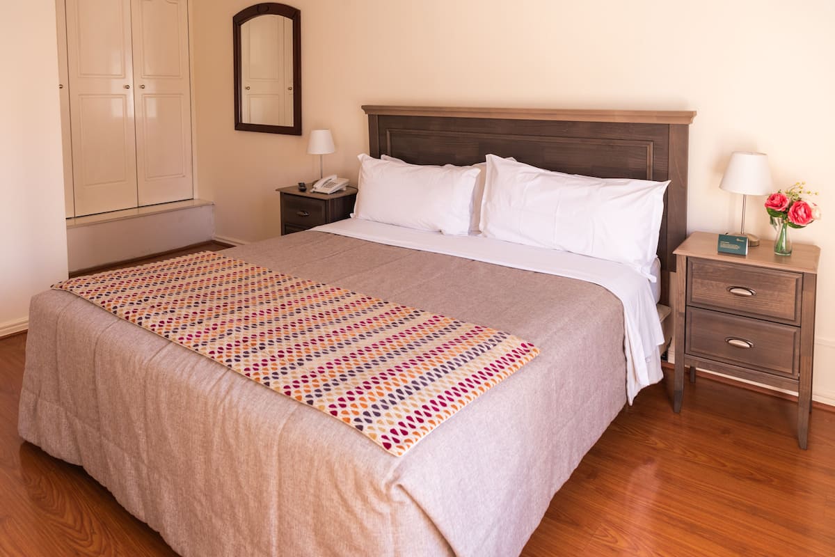 Departamento Suites | Minibar, in-room safe, desk, iron/ironing board