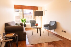 Suite Deluxe, 2 habitaciones | Minibar, caja fuerte, escritorio y tabla de planchar con plancha