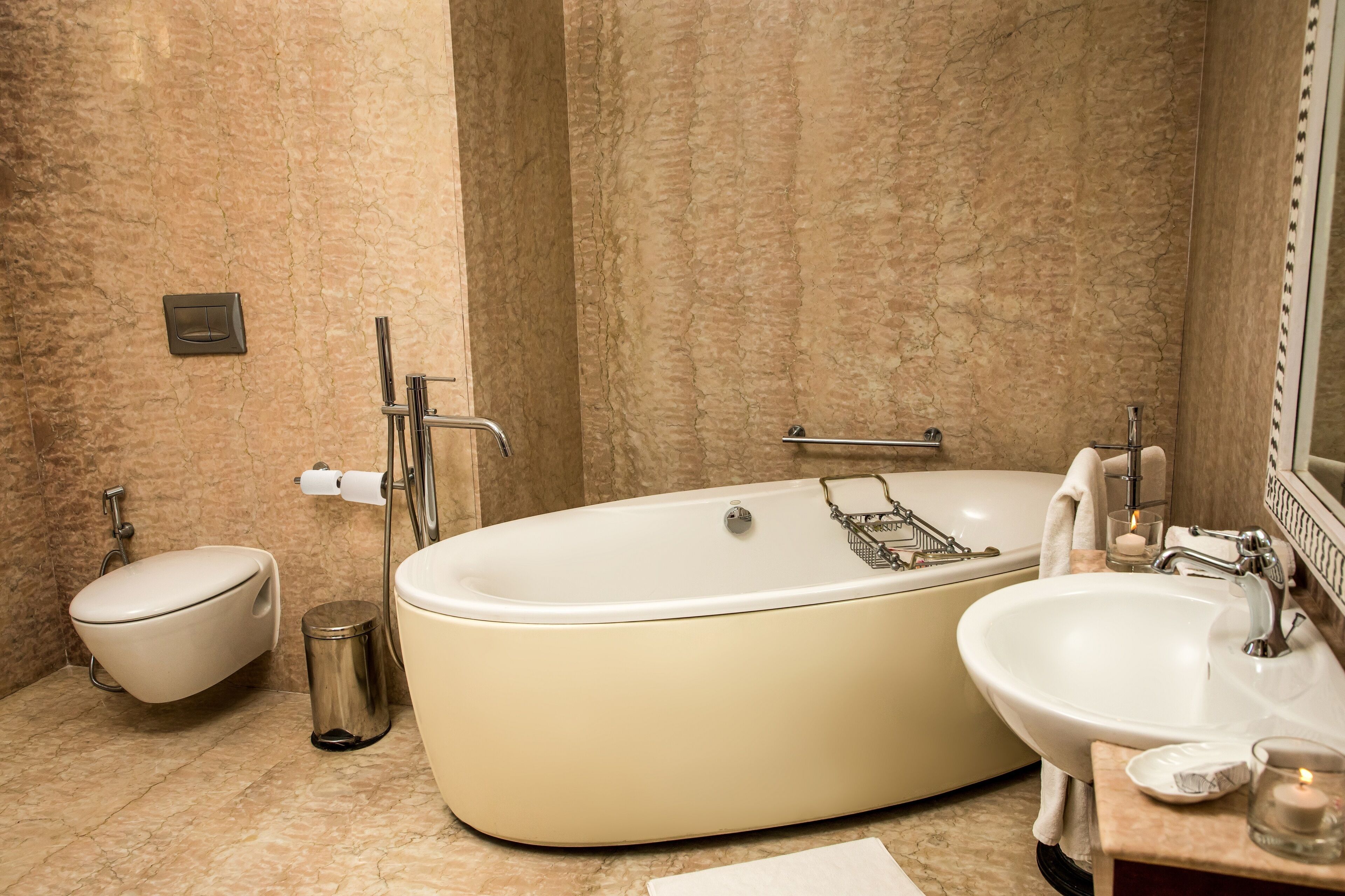 Un baño con bañera, inodoro y lavamanos.