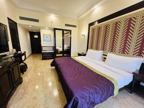 Room, 1 King Bed, Valley View | Premium bedding, memory foam beds, minibar, in-room safe