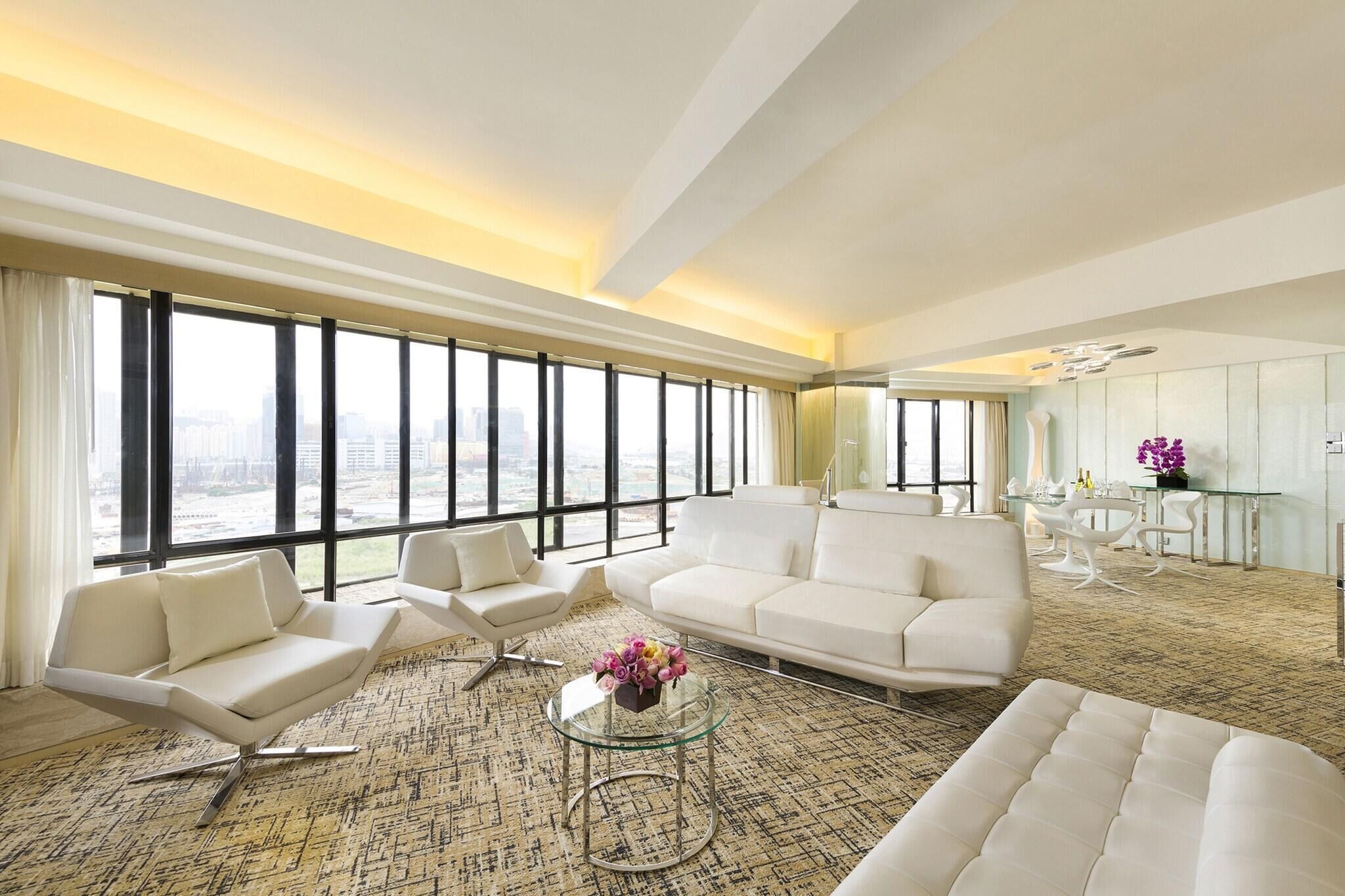 Hypo-allergenic bedding, in-room safe, desk, blackout curtains