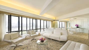 Hypo-allergenic bedding, in-room safe, desk, blackout curtains