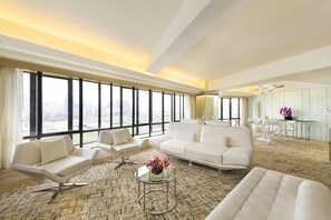 Hypo-allergenic bedding, in-room safe, desk, blackout drapes - Regal Oriental (Kowloon)