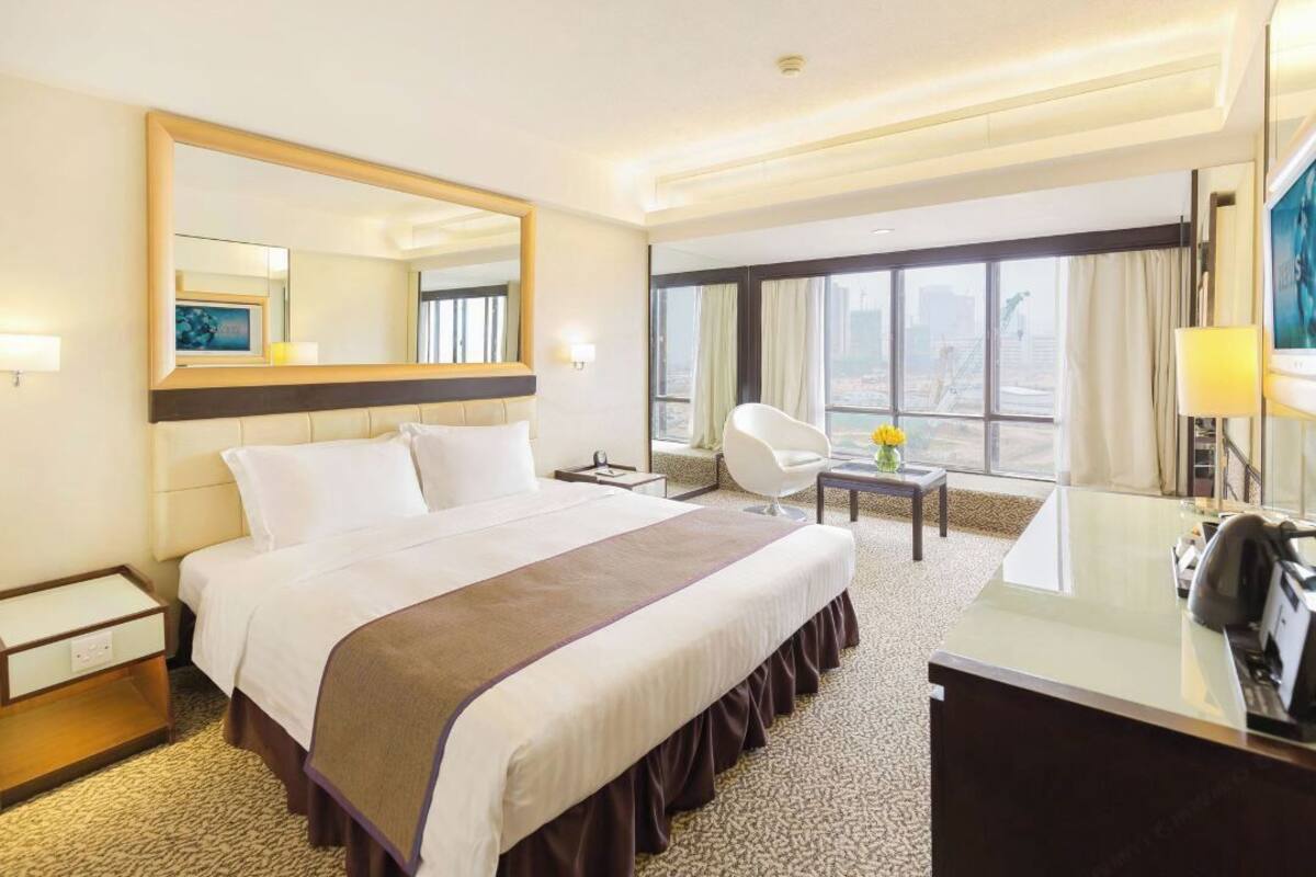 Hypo-allergenic bedding, in-room safe, desk, blackout curtains