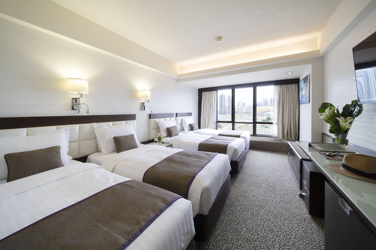 Habitación familiar | Ropa de cama hipoalergénica, caja fuerte, escritorio y cortinas opacas