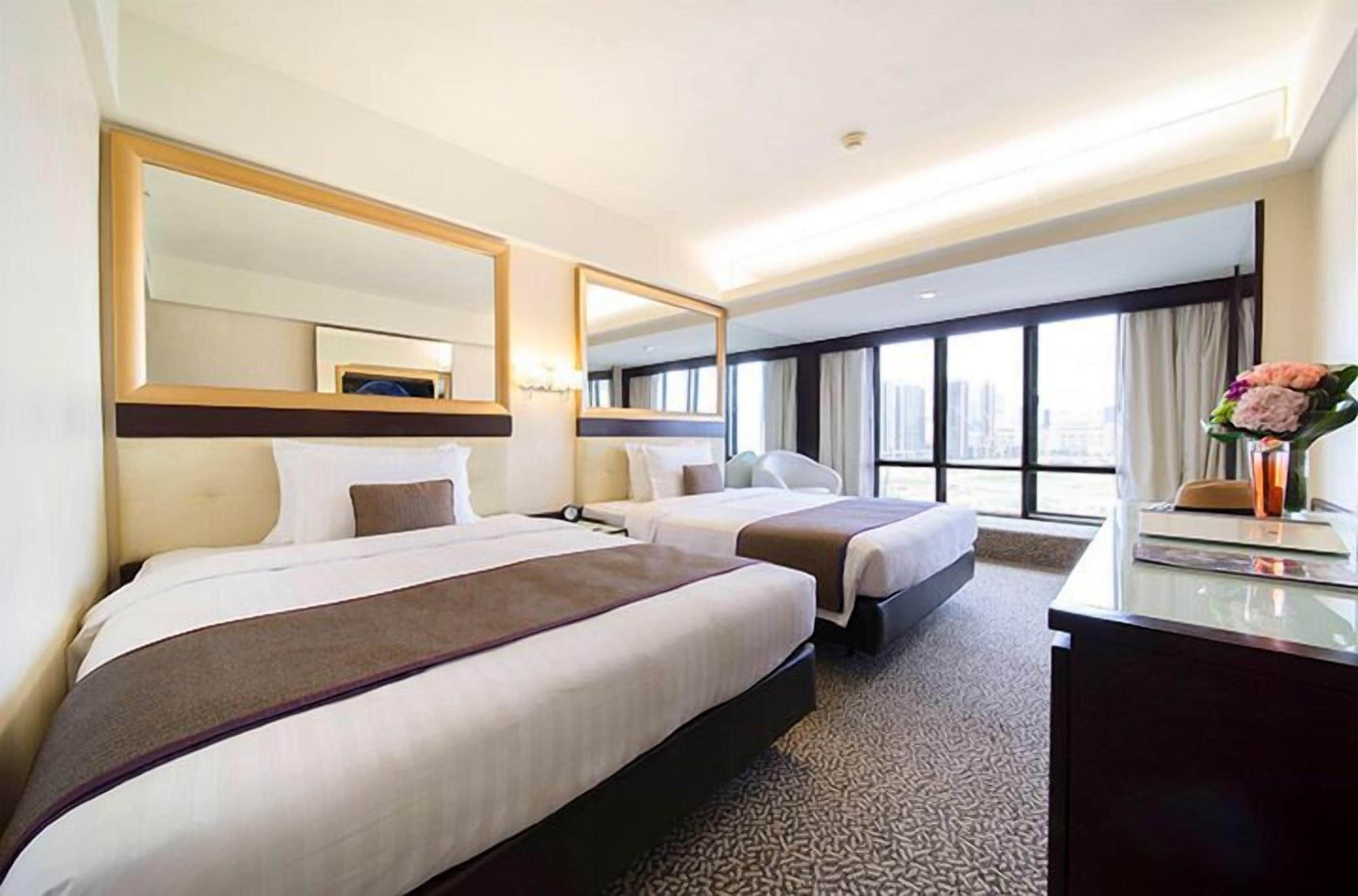 Hypo-allergenic bedding, in-room safe, desk, blackout curtains