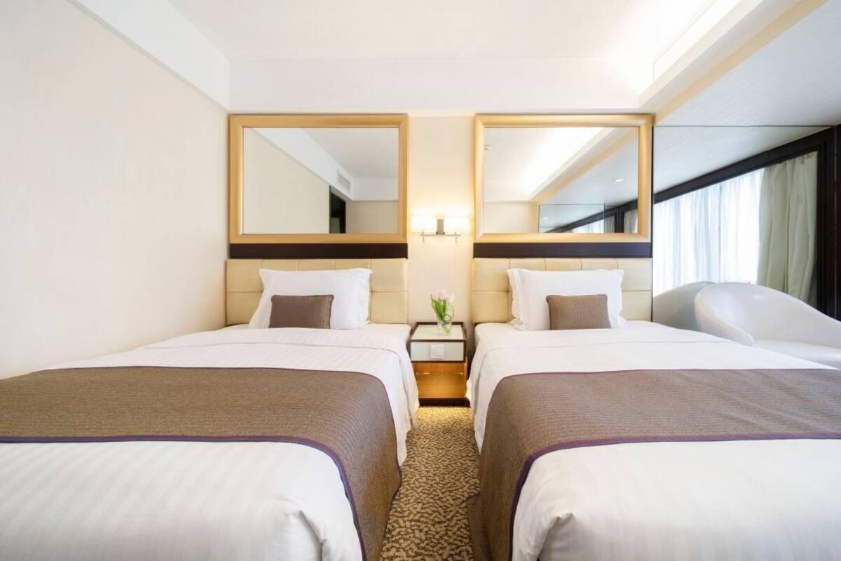 Hypo-allergenic bedding, in-room safe, desk, blackout curtains