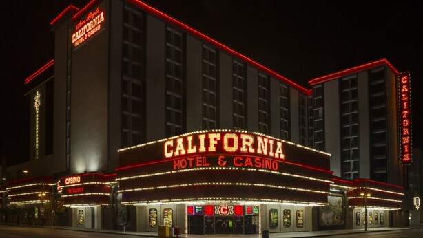 Un hôtel dont l’enseigne, bien visible, porte l’inscription « California Hotel & Casino ».