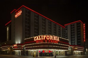 Un hôtel dont l’enseigne, bien visible, porte l’inscription « California Hotel & Casino ».