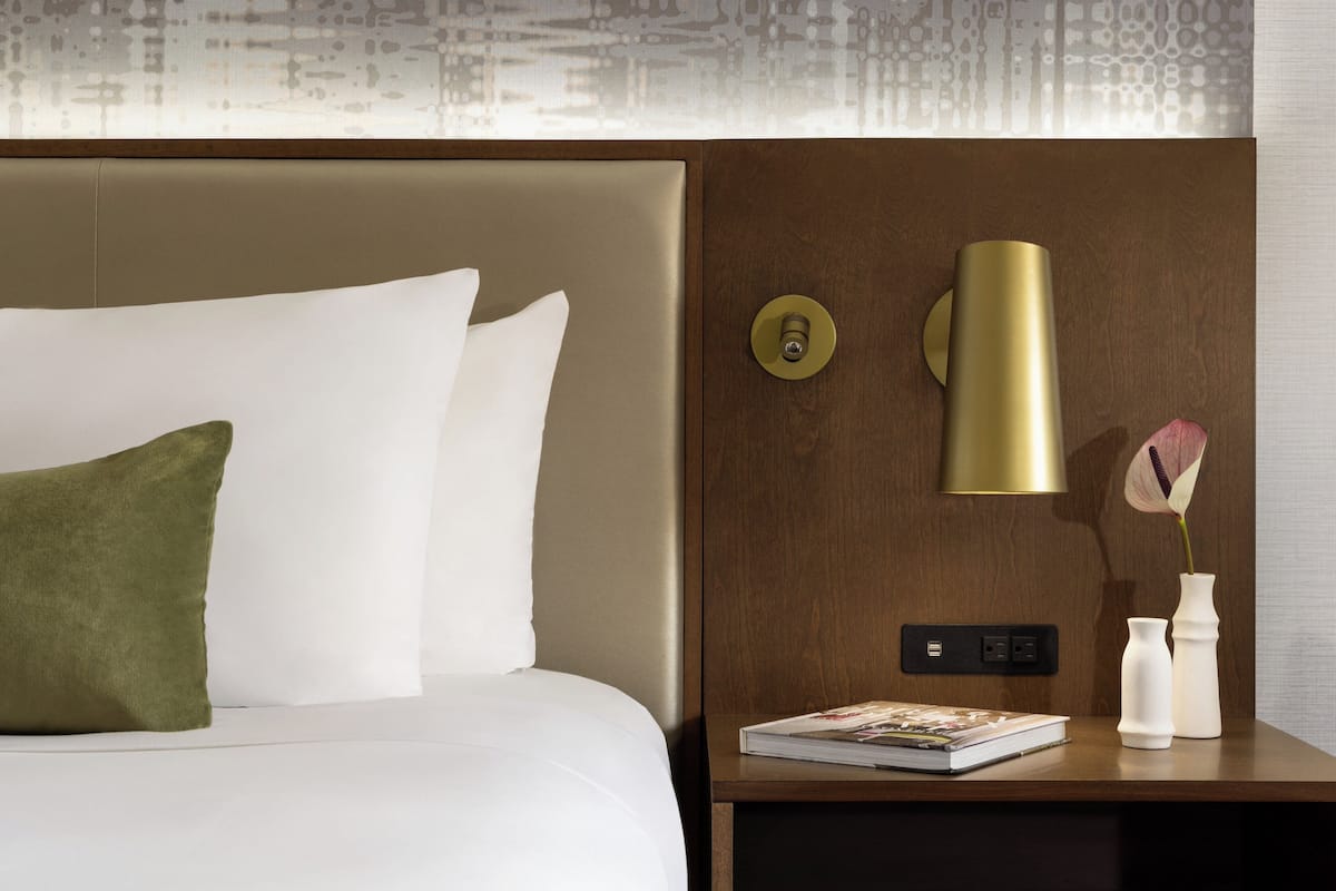 Standard Room | Peralatan tempat tidur premium, peti besi dalam bilik, meja