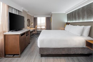 Premium bedding, in-room safe, desk, laptop workspace - Crowne Plaza Toronto Airport by IHG (Toronto)