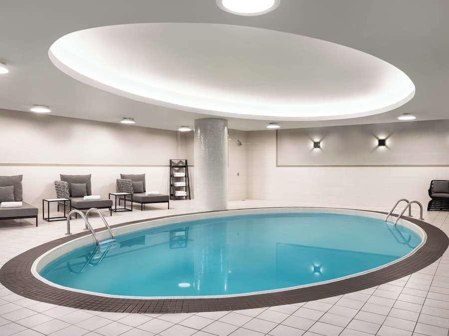 Una piscina cubierta