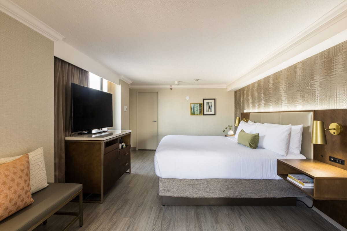 Suite, 1 Bedroom | Peralatan tempat tidur premium, peti besi dalam bilik, meja