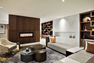 Ropa de cama de alta calidad y caja de seguridad en la habitación 