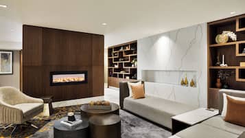 Una sala de estar moderna con chimenea, sofás y una mesa de centro.