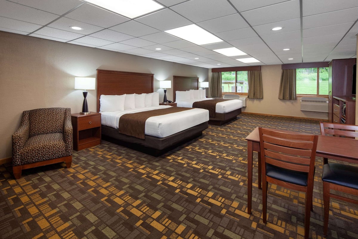 Suite, Multiple Beds, Non Smoking, Poolside