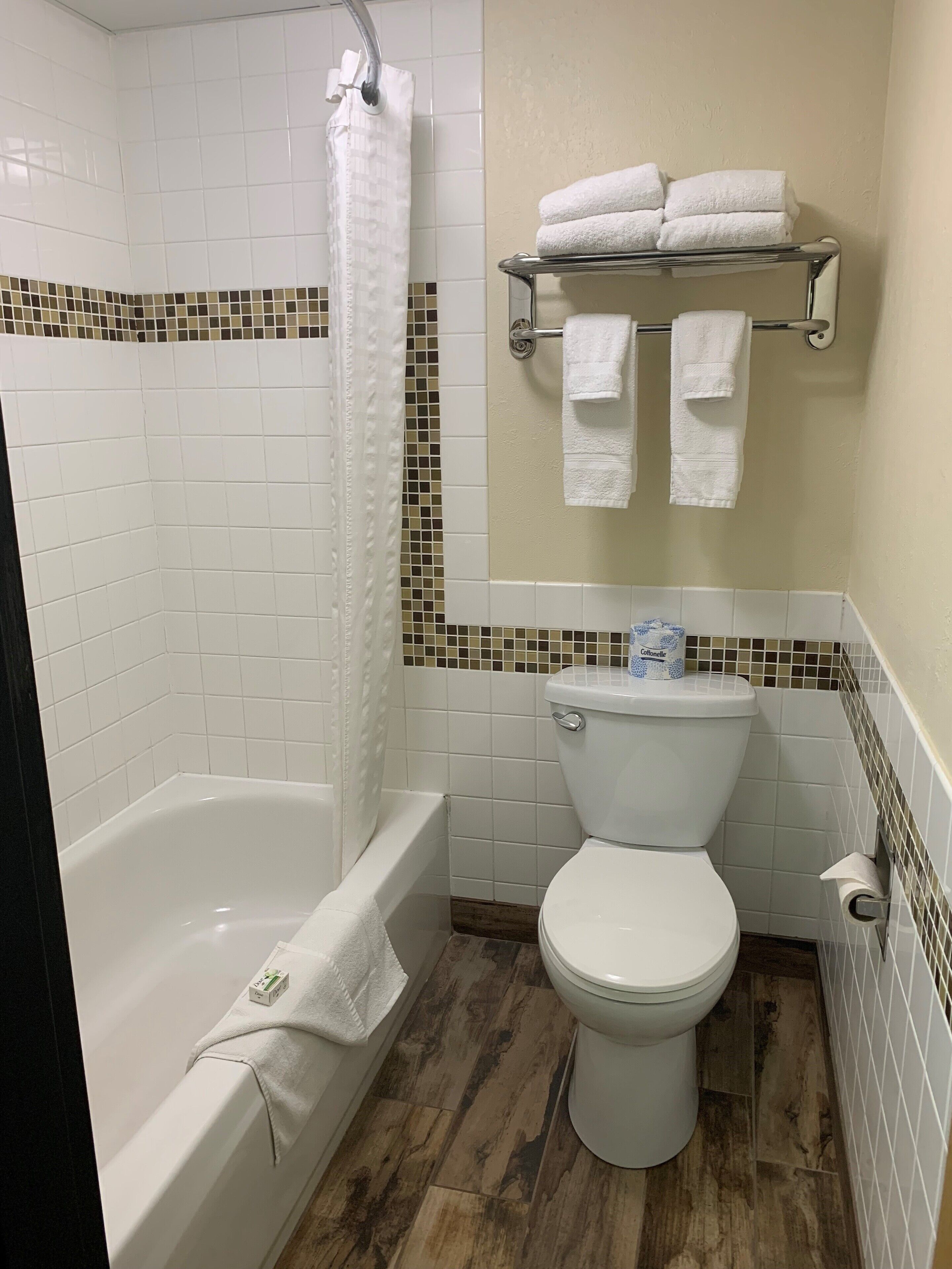combined shower/bathtub, hair dryer, towels
