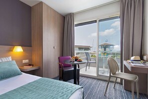 Superior-Zimmer, 1 Queen-Bett, Meerblick, Poolseite | Zimmerausstattung