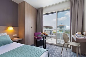 Superior-Zimmer, 1 Queen-Bett, Meerblick, Poolseite | Zimmerausstattung