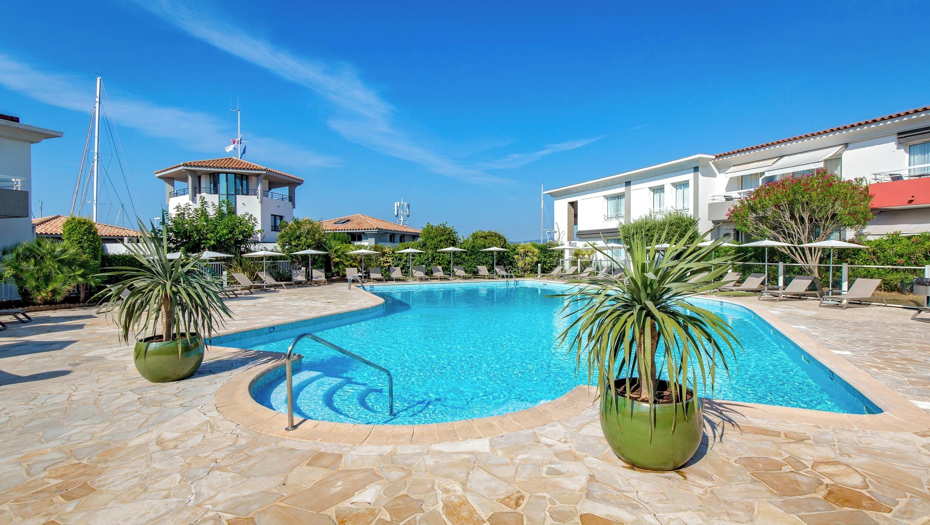 حمّام سباحة خارجي، مفتوح من 9 صباحاً إلى 8:00 مساءً، مقاعد للتشمس