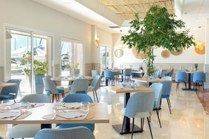 Lunch and dinner served - Best Western Plus Hotel La Marina (Saint-Raphael)