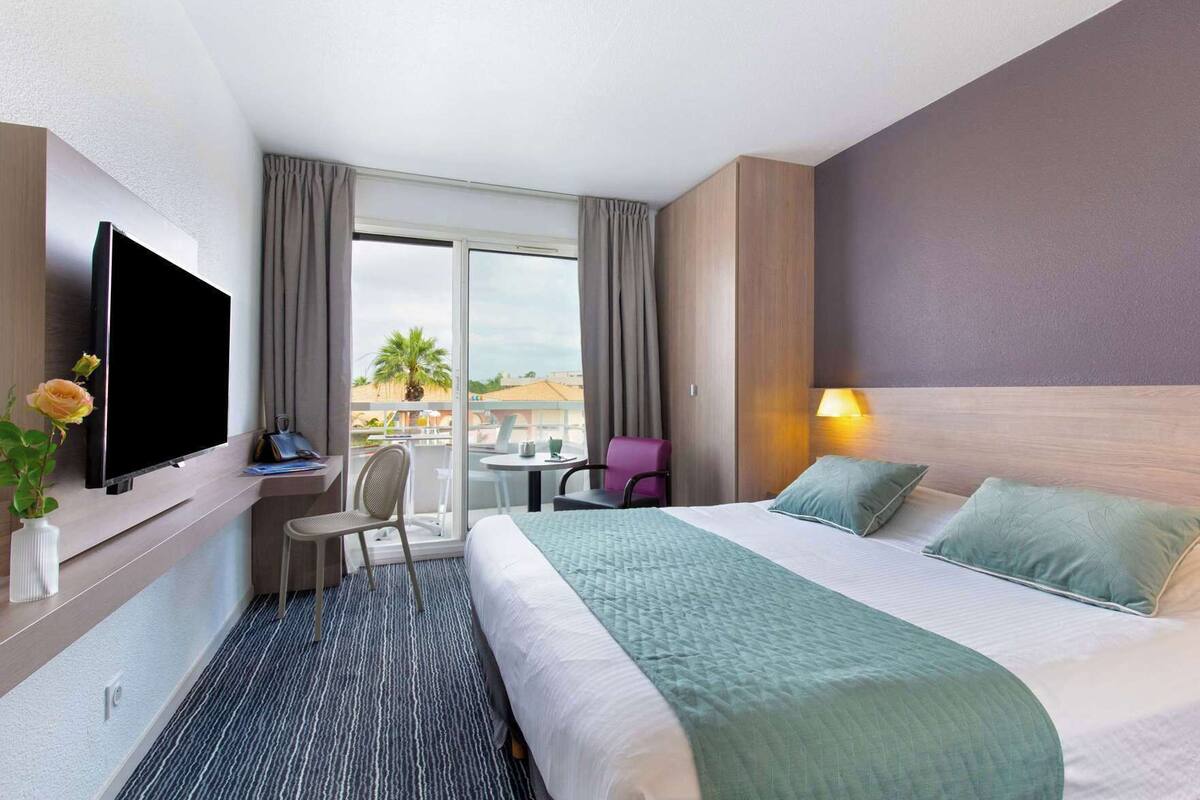 Luxe beddengoed, een minibar, een kluis op de kamer, een bureau