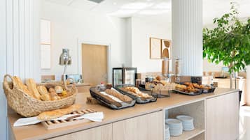 Petit déjeuner buffet (19 EUR par personne)
