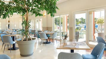 Se sirven comidas, cenas y cocina mediterránea con vista a la playa