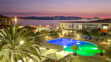 Kolam renang outdoor, dengan kursi berjemur