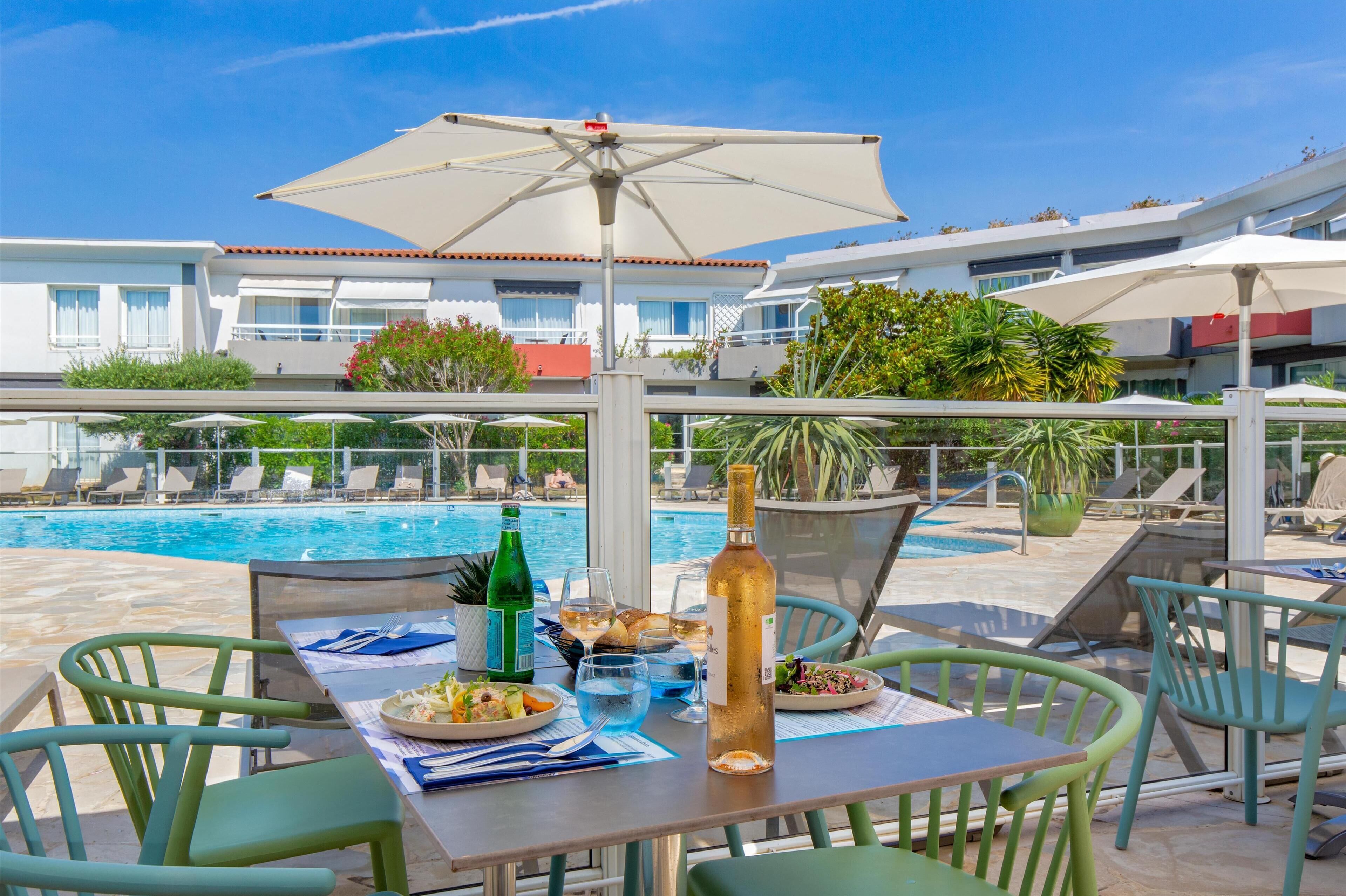 Piscine extérieure, chaises longues