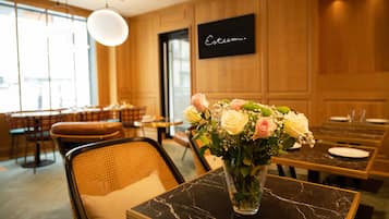 TĂ€gliches FrĂŒhstĂŒcksbuffet (15 EUR pro Person)