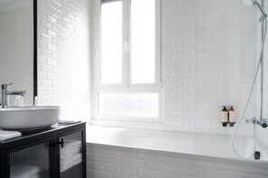 Kostenlose Toilettenartikel, Haartrockner, Hausschuhe, Handtücher