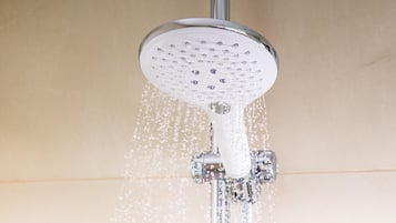 Un cabezal de ducha con agua fluyendo.