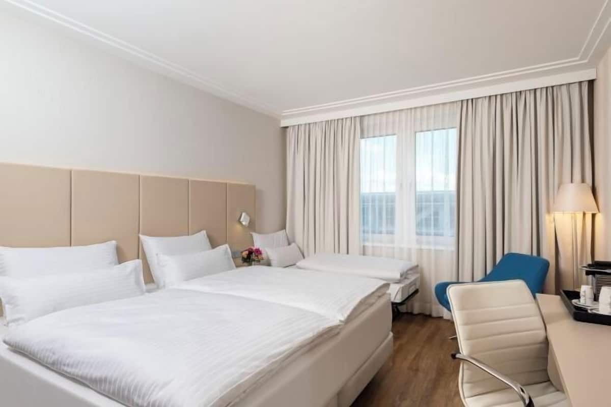 Ropa de cama hipoalergénica, minibar, caja fuerte y escritorio