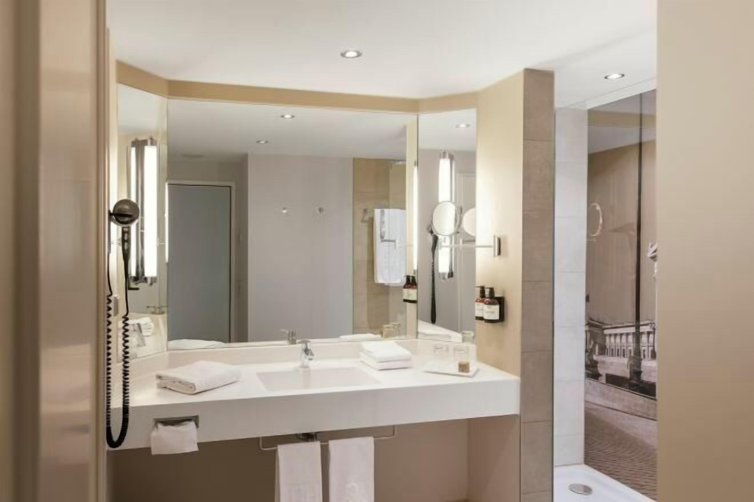 تجهيزات دش، مستلزمات للعناية الشخصية صديقة للبيئة، مجففات شعر، مناشف