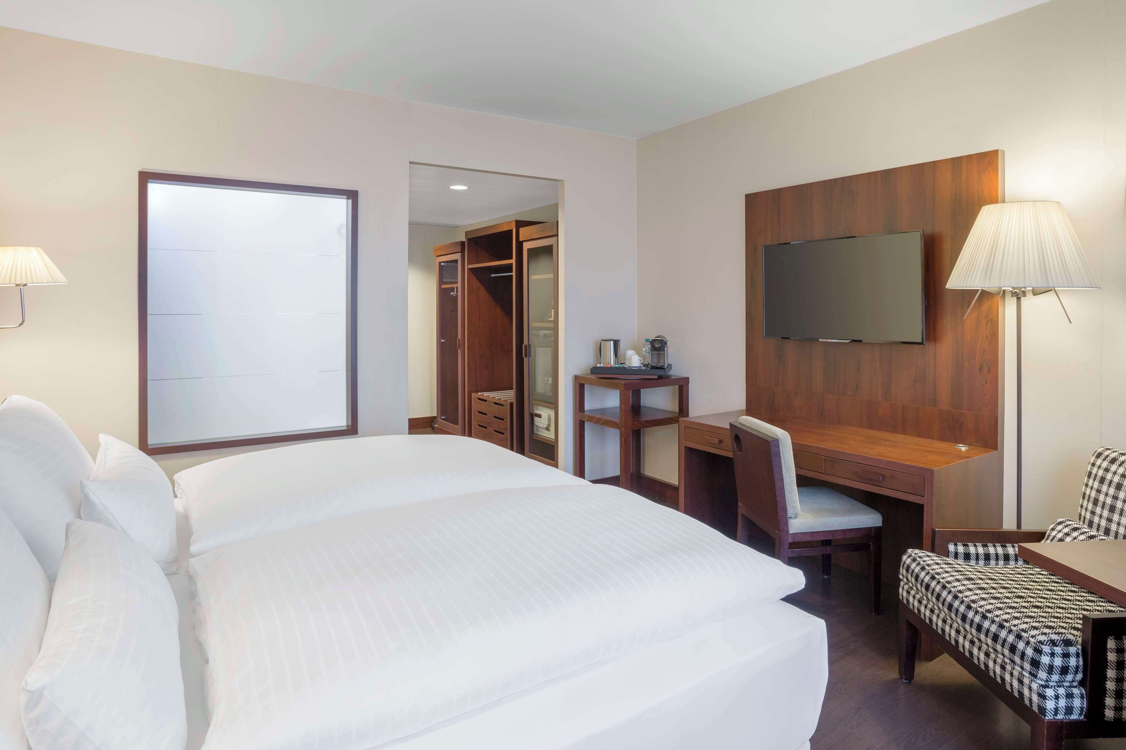 Hypo-allergenic bedding, minibar, in-room safe, desk