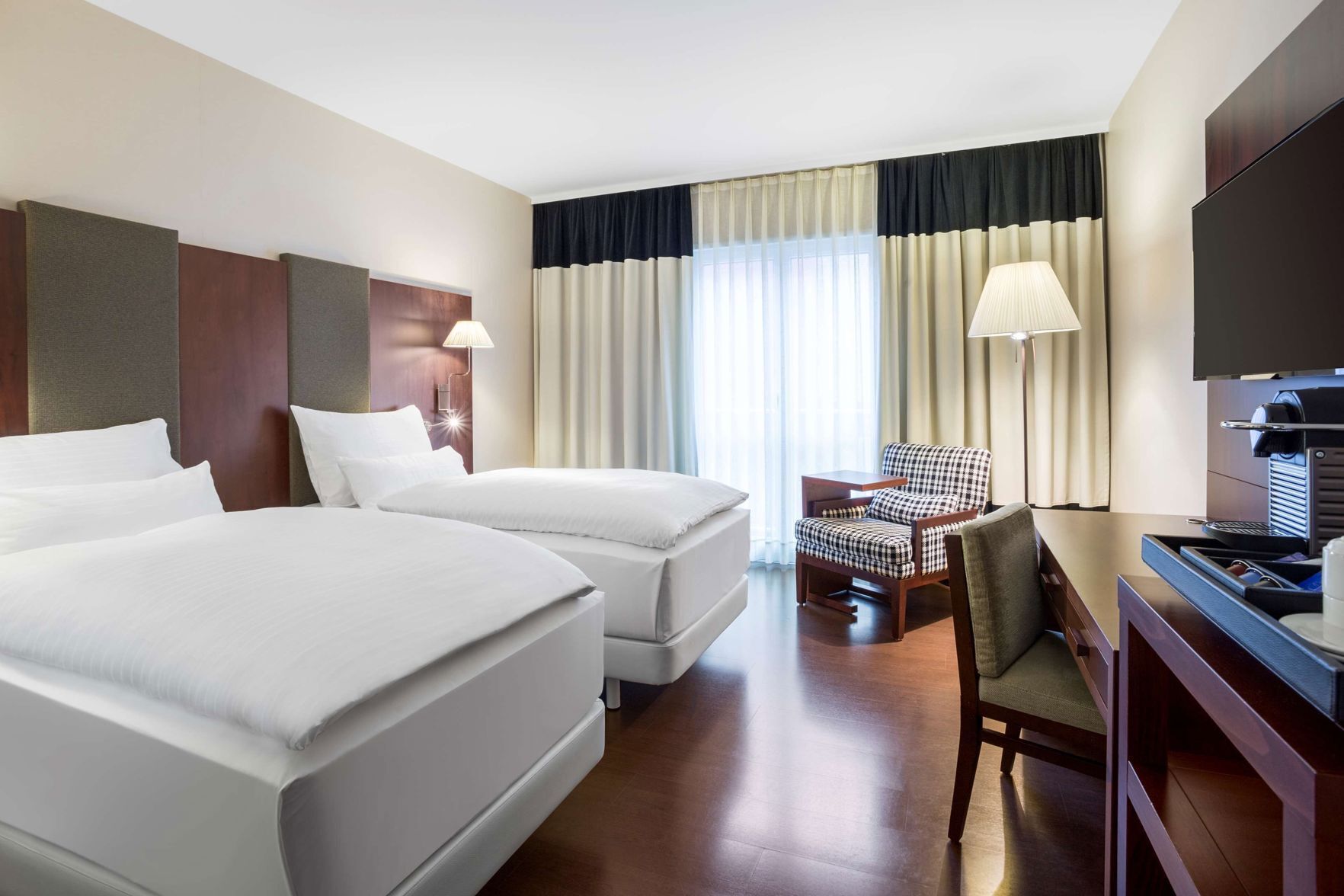 Literie hypoallergénique, minibar, coffres-forts dans les chambres