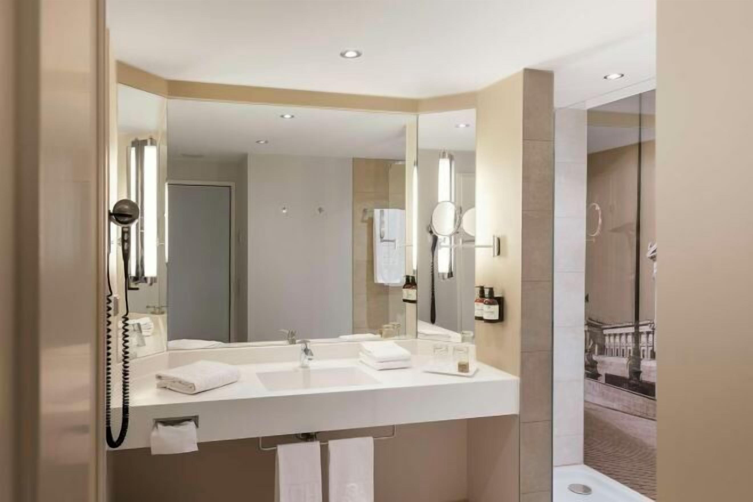 Dusche, umweltfreundliche Kosmetikartikel, Haartrockner, Handtücher