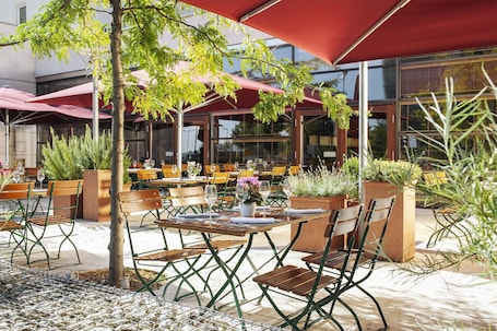 Terrace/patio. NH Vienna Airport Conference Center